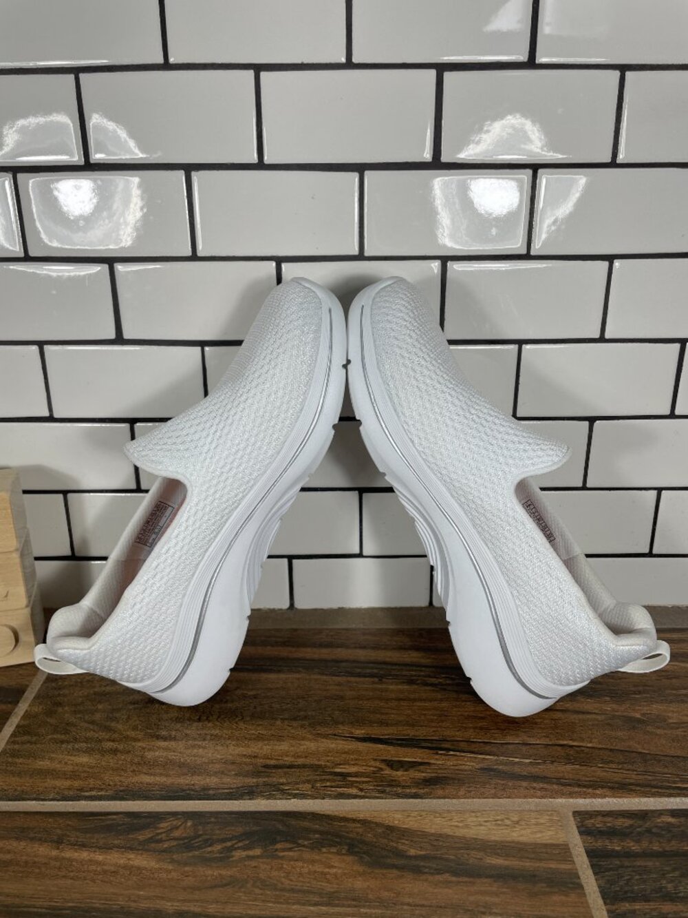 Skechers GO Walk Arch Fit 2.0 Saida Shoes Womens Size 6 White Slip On Sneakers - Picture 5 of 13